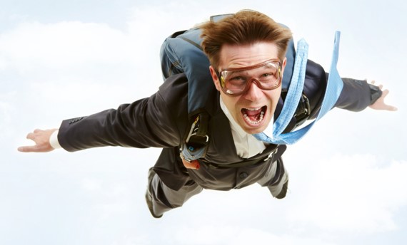 Homme d'affaires en train de sauter en parachute
