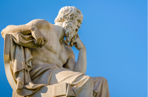 Statue de Socrate avec une grand ciel bleu
